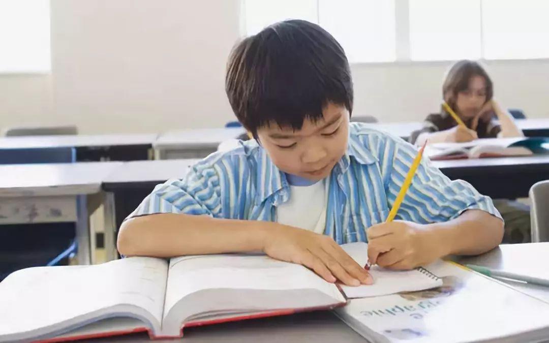 学生和老师在教室TUBE学生与老师在教室中的TUBE时光-第2张图片