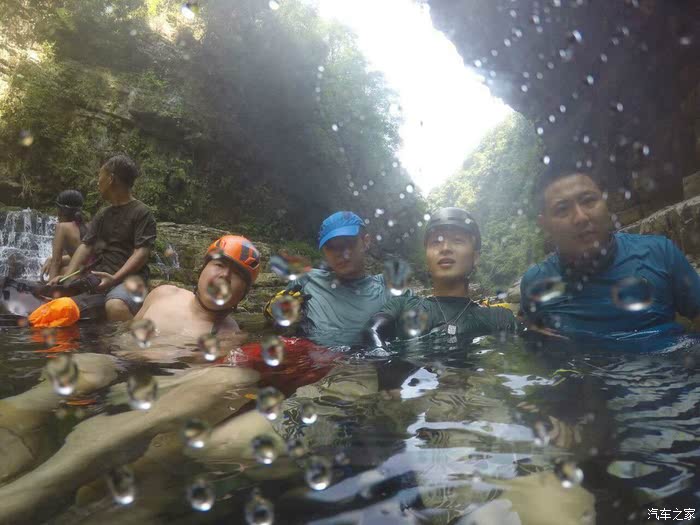 公交车后车座上的疯狂之旅-第3张图片