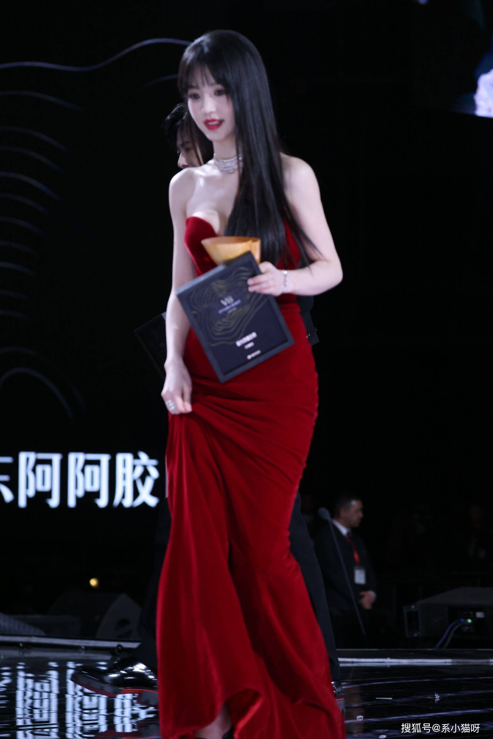 清纯学生意外喷水，白皙肌肤流露纯真之美-第2张图片