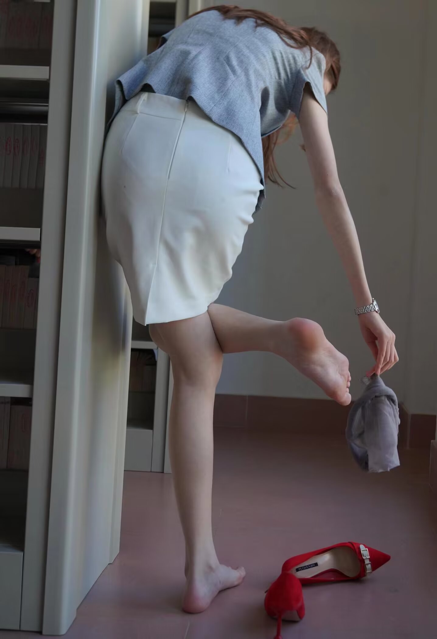 丝袜美脚妻的魅力与故事-第1张图片
