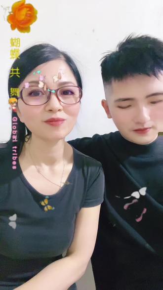 母子间的欢乐时光，小孩与妈妈打扑克（黄）-第1张图片