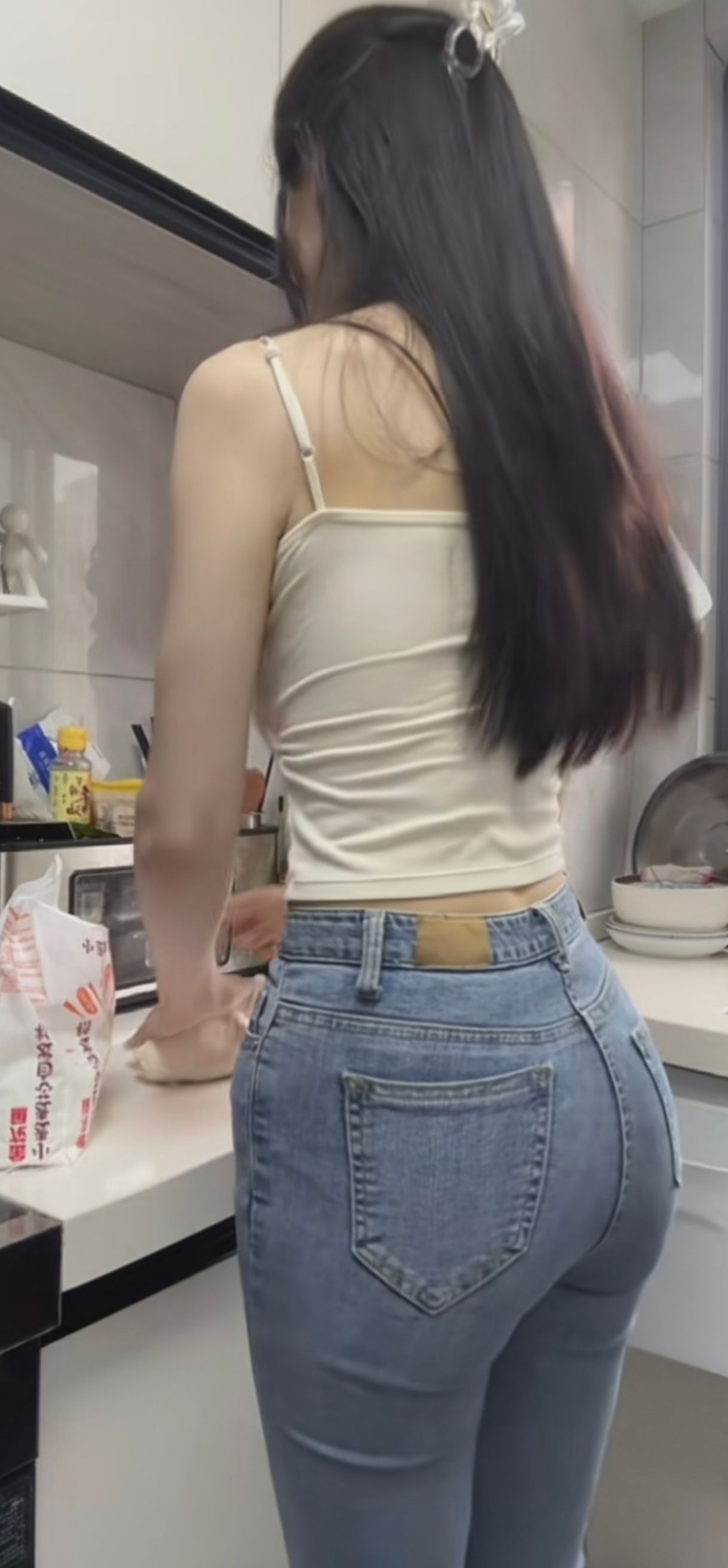 美艳人妻在厨房翘着屁股抽插厨房的魅力——美艳人妻的独特风采-第1张图片