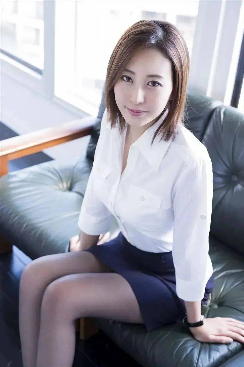 美艳人妻在厨房翘着屁股抽插厨房的魅力——美艳人妻的独特风采-第2张图片