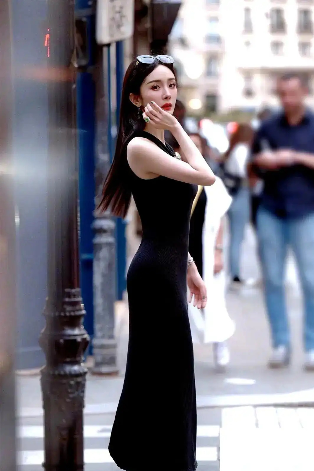 杨幂丰胸的秘诀吃什么呢杨幂的魅力，丰胸之美-第1张图片
