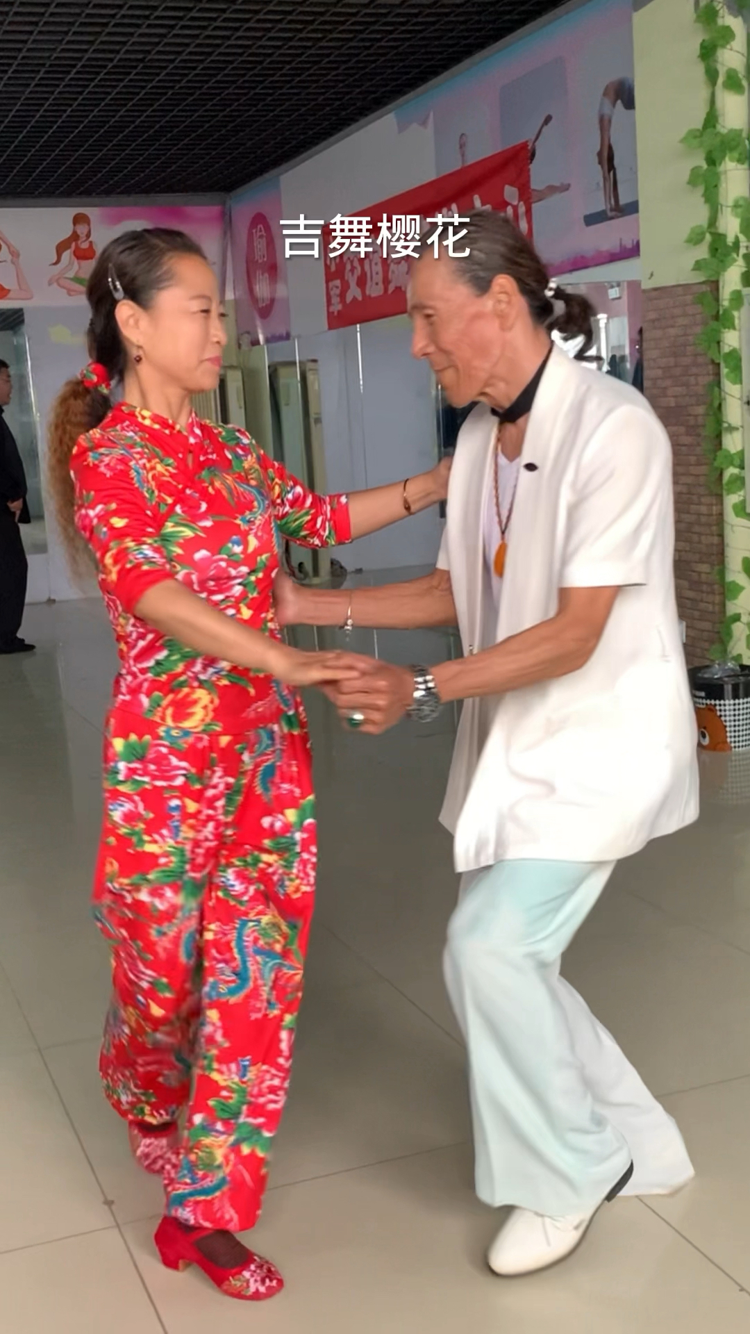 人与马相配人与马相配，共舞自然的和谐乐章-第1张图片