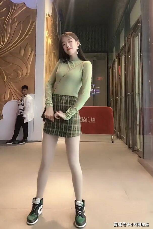 操白丝袜探索时尚魅力——操白丝袜的独特韵味-第1张图片