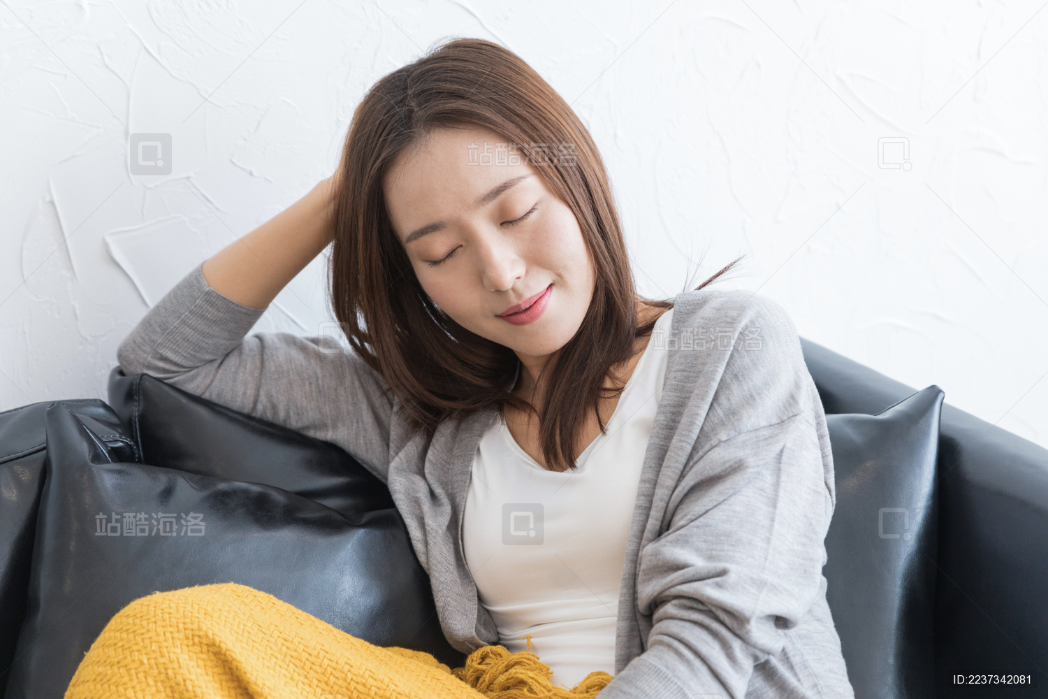 亚洲精品沙发午睡系列，舒适与艺术的完美融合-第1张图片