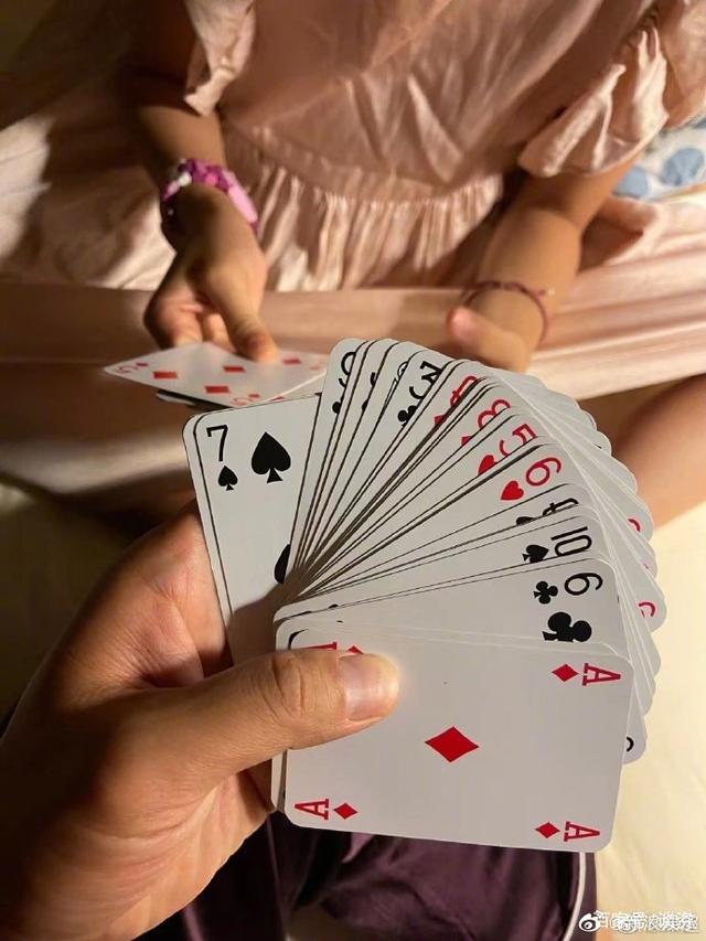 迈开腿打扑克做视频探索扑克游戏的魅力，迈开腿打扑克并制作视频的乐趣-第1张图片