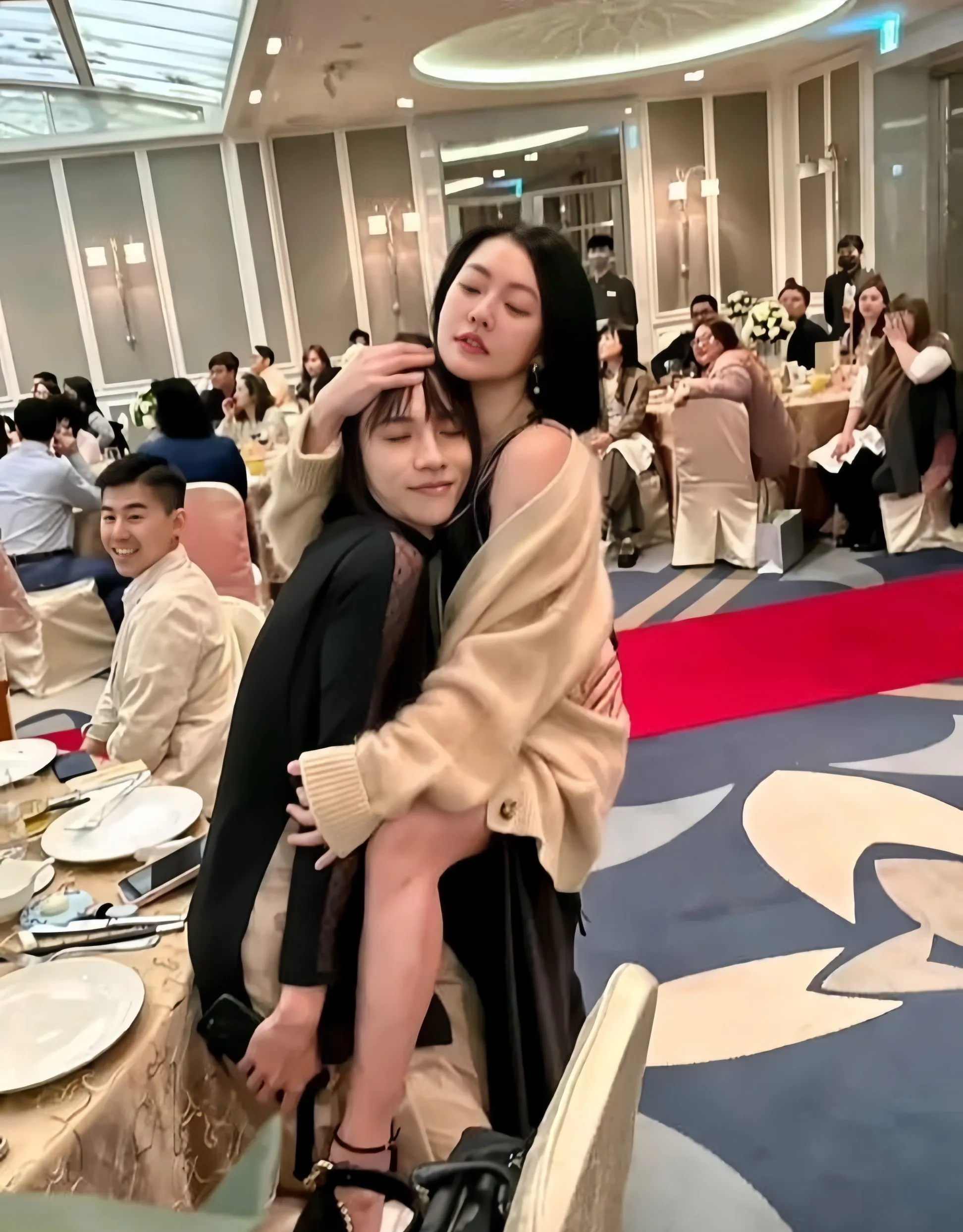 两女之间的亲密互动-第2张图片