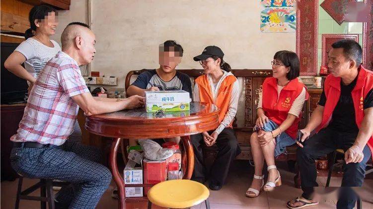 英语课代表的助学之旅，教室里的温暖互助